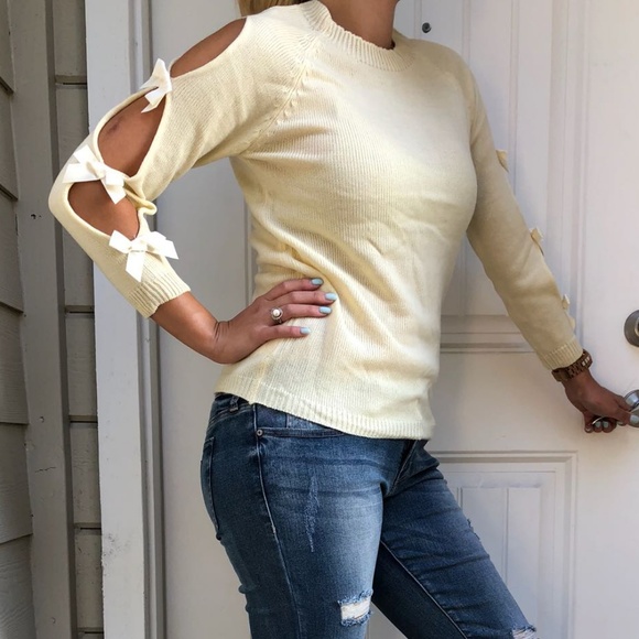 LAST ONE!! Light yellow/cream bow sweater - Picture 8 of 8
